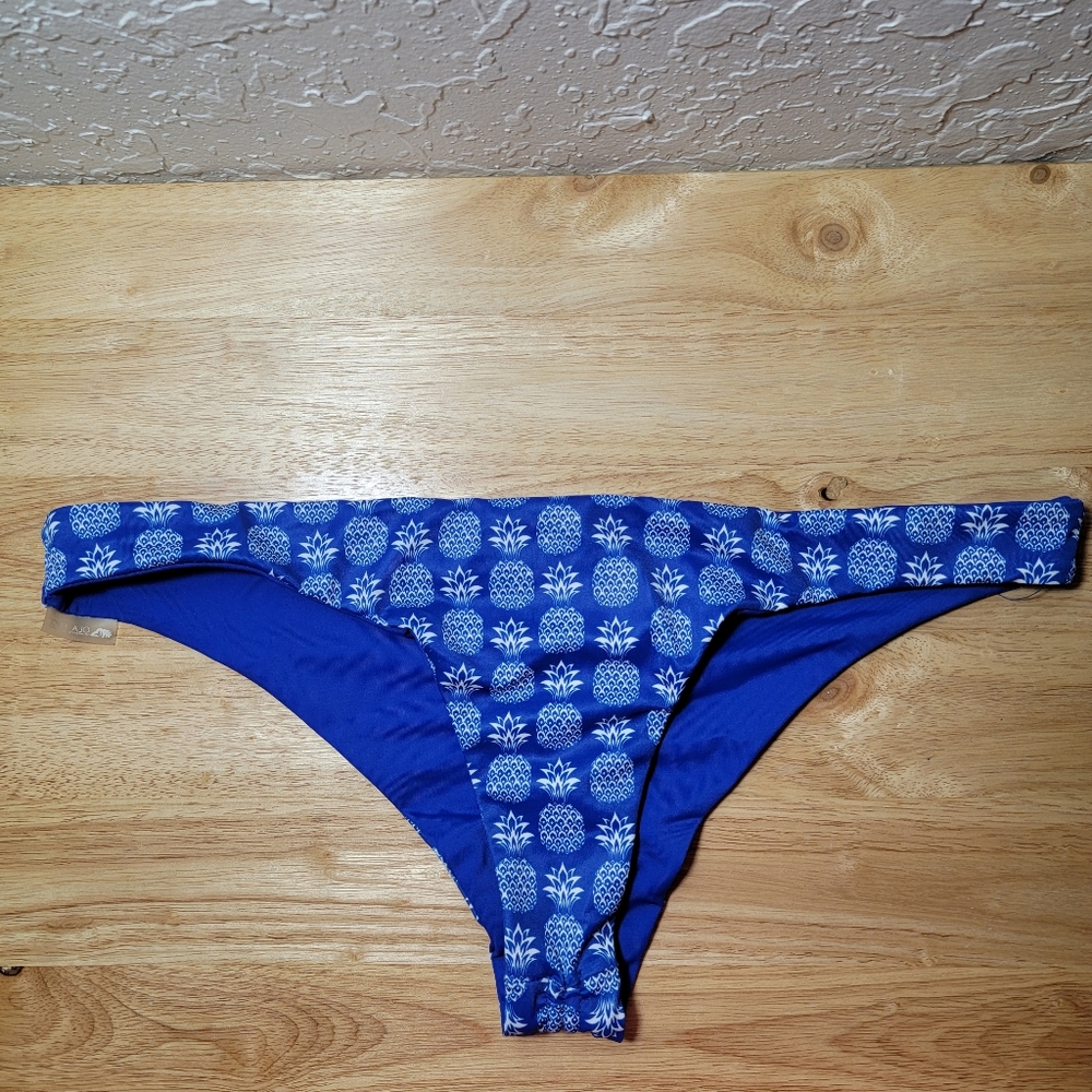 Reversible Bikini Bottom size 8-10 Pinapple Print and Blue solid Ruched Butt